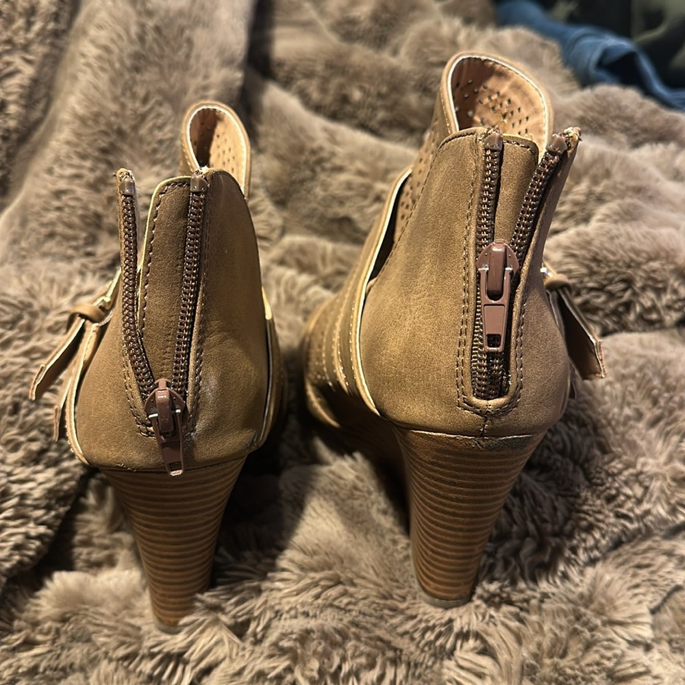 Report-Tan booties - Picture 5 of 5